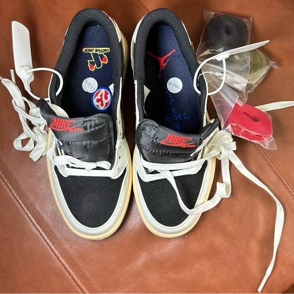 Travis Scott x Air Jordan 1’s - Picture 2 of 3